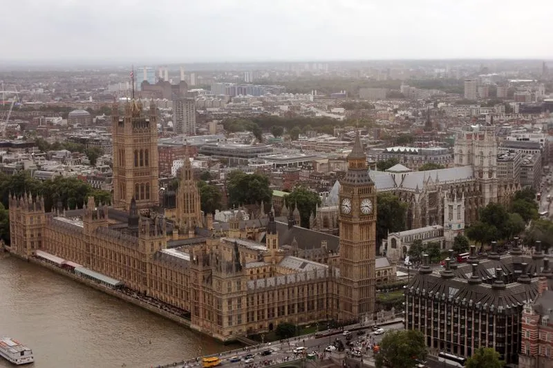 Vue aérienne du palais de Westminster, de la tour Elizabeth et de la Tamise, par une journée couverte
