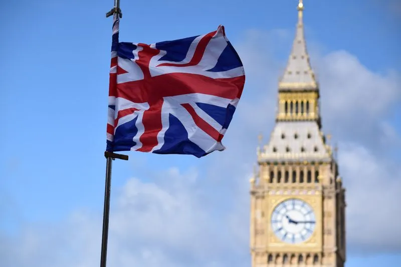 Un drapeau du Royaume-Uni flotte devant la tour Elizabeth, à Londres