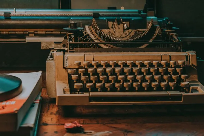 Machine à écrire ancienne, gros plan sur le clavier et le chariot