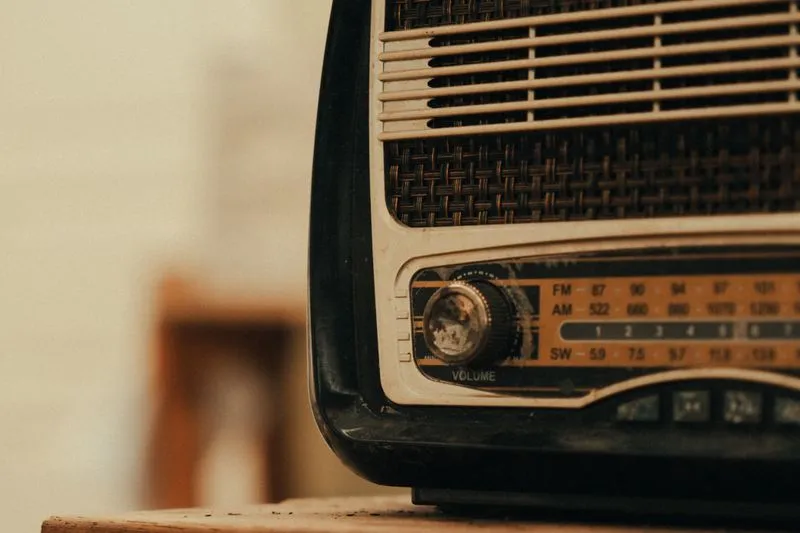 Poste de radio rétro, gros plan sur le cadran FM/AM et le bouton de volume