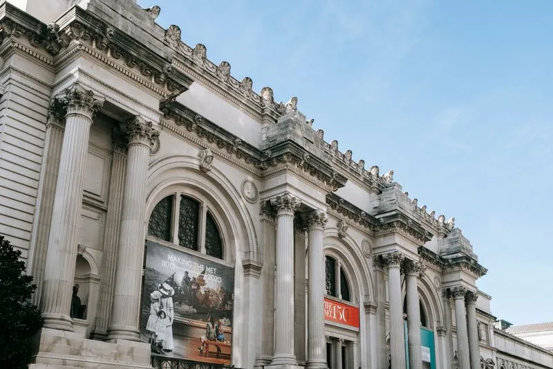 Façade à colonnes corinthiennes du Metropolitan Museum of Art, sous un ciel bleu