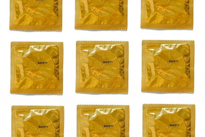 Rangées de préservatifs emballés individuellement, mention « safety » visible sur chaque sachet