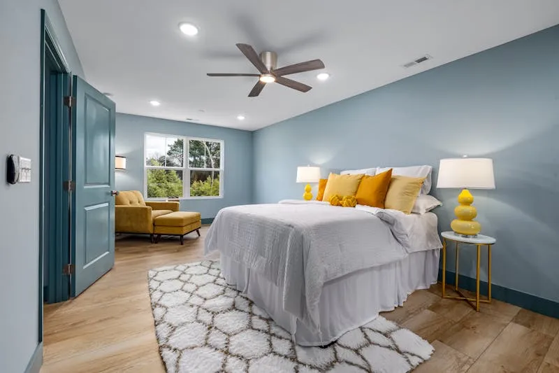 Chambre avec appliques murales de chaque côté du lit