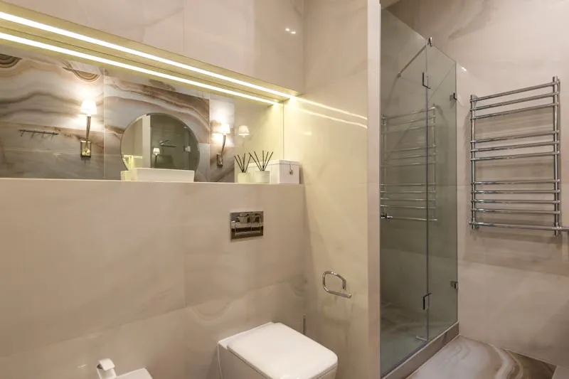 Salle de bain avec éclairage vertical de chaque côté du miroir