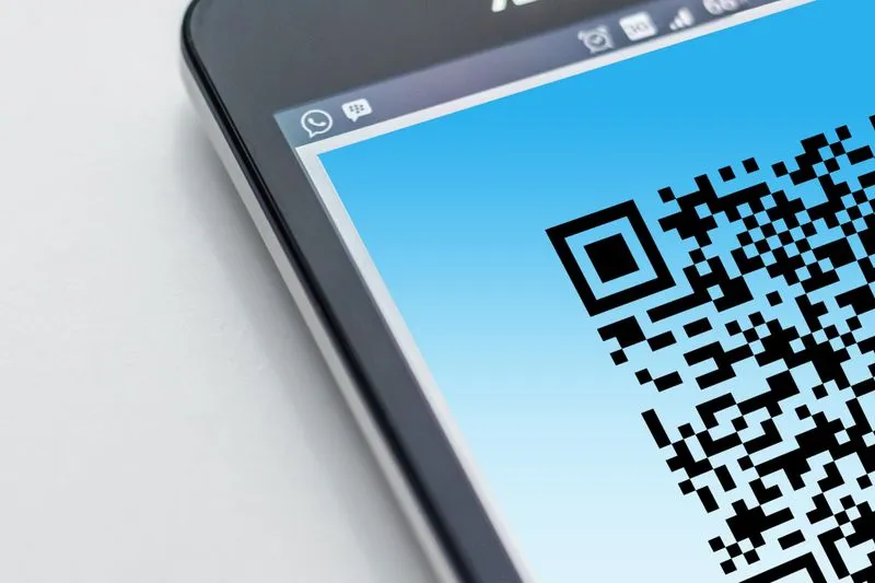 Écran de smartphone affichant un grand QR code, en gros plan