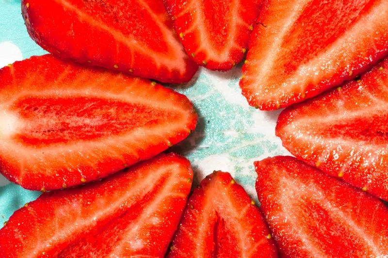 Fraises coupées en deux, disposées en cercle, face coupée bien visible