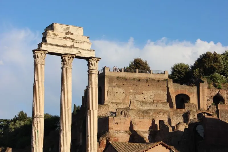 Les trois colonnes corinthiennes du temple de Castor et Pollux, sur le Forum romain