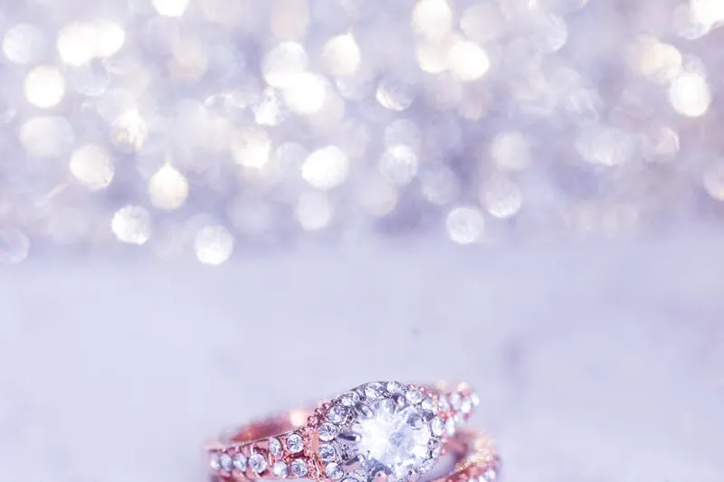 Bracelets en or, argent et or rose posés sur un plateau en marbre