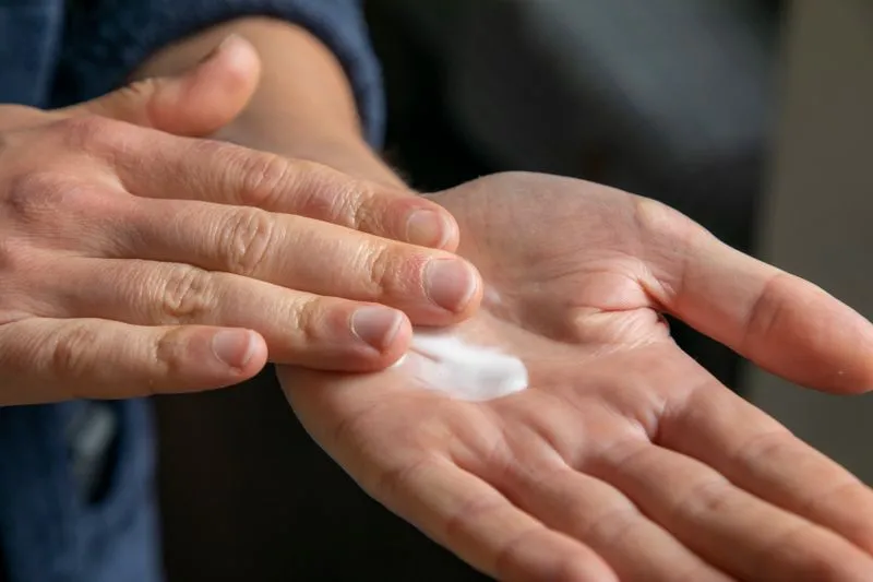 Noisette de crème blanche et épaisse déposée dans le creux de la main