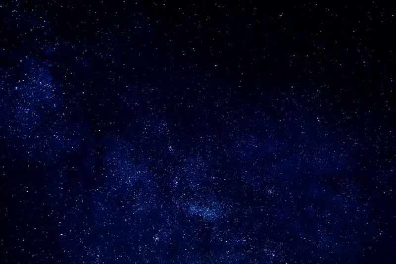 Champ d'étoiles de la Voie lactée dans un ciel nocturne bleu nuit