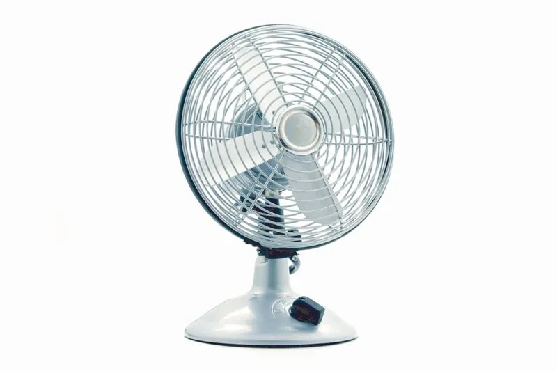 Ventilateur de table métallique, vu de face sur fond blanc