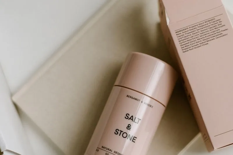 Tube de déodorant naturel rose posé sur son emballage