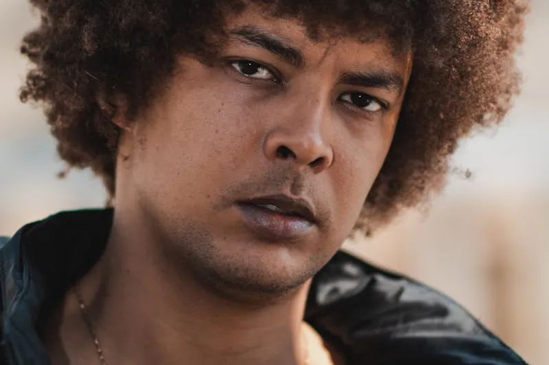 Salle de bain minimaliste avec produits cosmétiques bio alignés sur une étagère