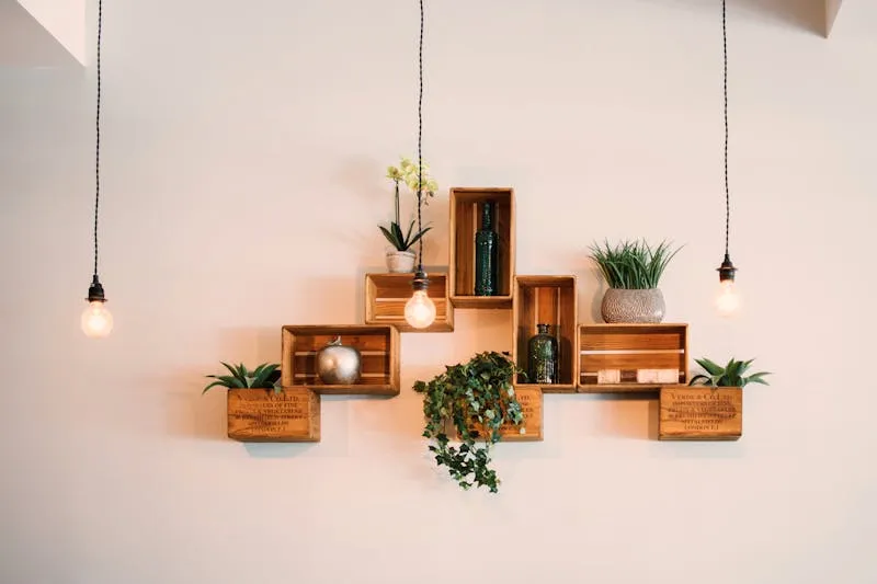 Étagère murale en bois fixée avec des équerres dorées dans un salon lumineux