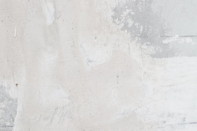 Femme concentrée utilisant une perceuse pour fixer une étagère murale