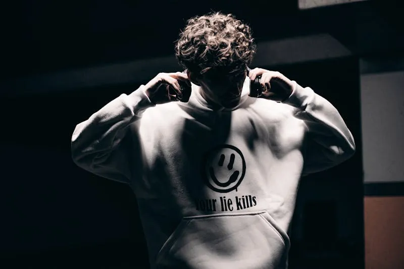 Commode ancienne transformée par peinture et nouvelles poignées — avant et après