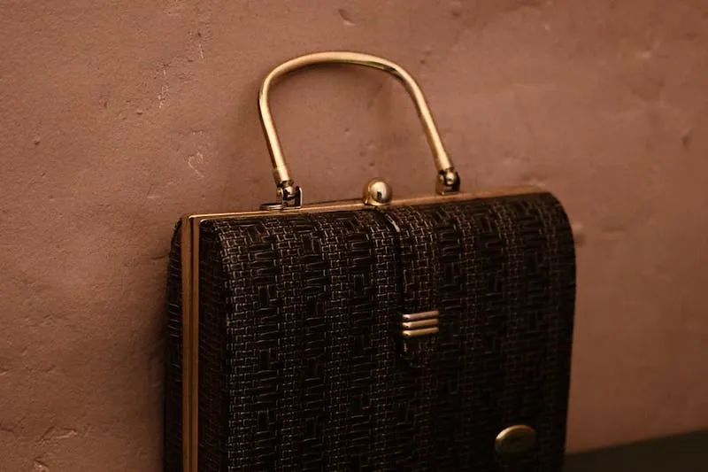 Entretien d'un sac en cuir avec un chiffon doux et un baume nourrissant