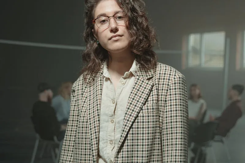 Collection de sacs de luxe vintage alignés sur une étagère