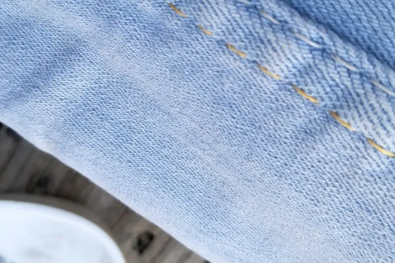 Collants à motifs géométriques portés avec une robe noire