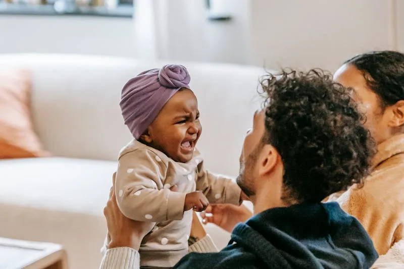 Différentes positions d'accouchement illustrées sur un ballon de naissance