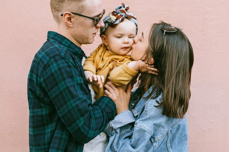 Mère tenant son nouveau-né en peau à peau après l'accouchement