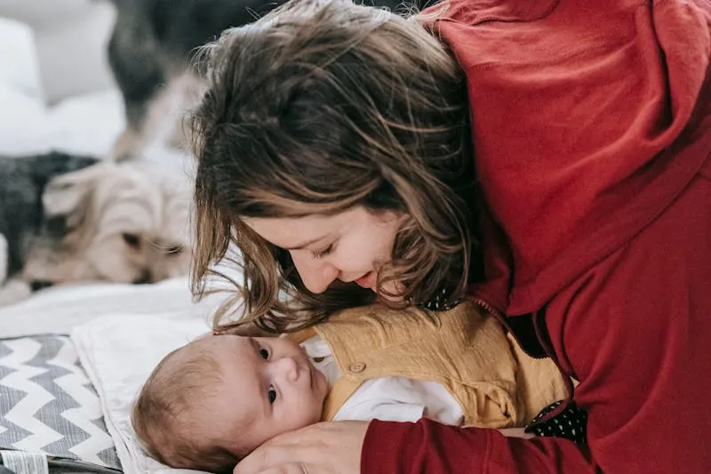 Cicatrice de césarienne en voie de guérison sur le bas-ventre