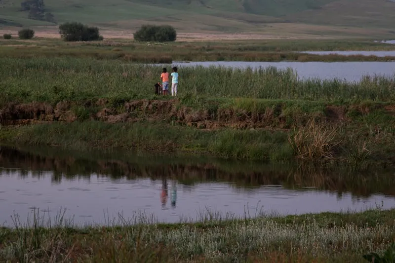 Siège auto et tenue de sortie prêts pour le retour à la maison