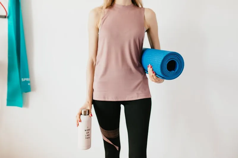 Femme faisant du sport chez elle avec un tapis de yoga