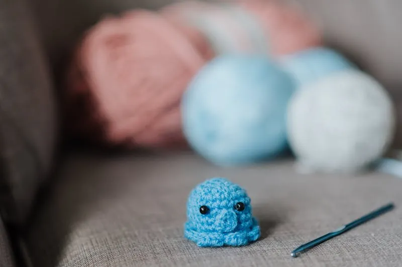 Calcul du coût par porter sur un carnet à côté de vêtements