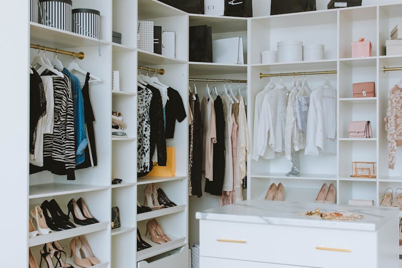 Capsule wardrobe : le guide complet pour une garde-robe minimaliste et stylée