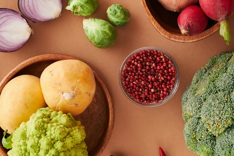 Balance de cuisine avec aliments frais représentant différents régimes