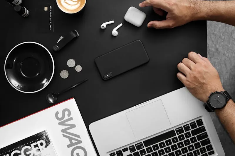 Préservatifs colorés sur fond rose