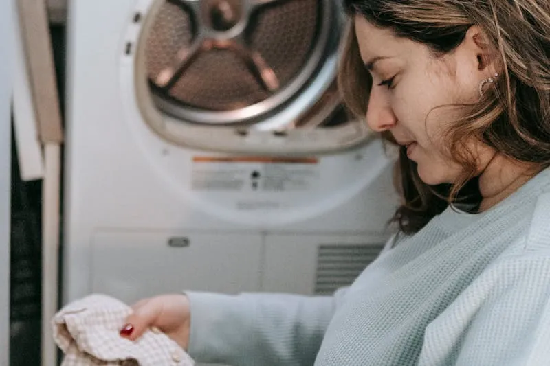 Test de grossesse tenu dans les mains