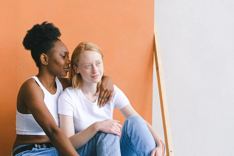 Couple en conversation profonde dans un salon chaleureux