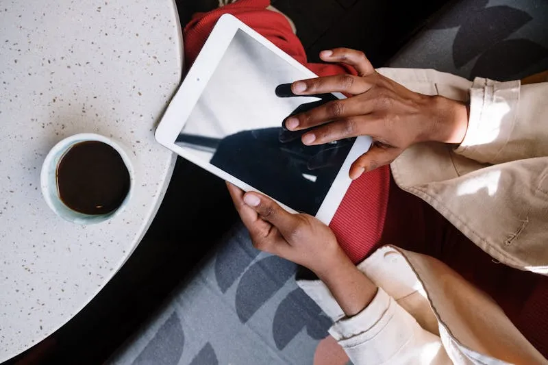 Couple assis dos à dos, l'air distant