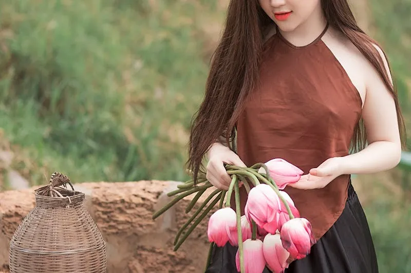 Couple complice marchant main dans la main dans une ruelle