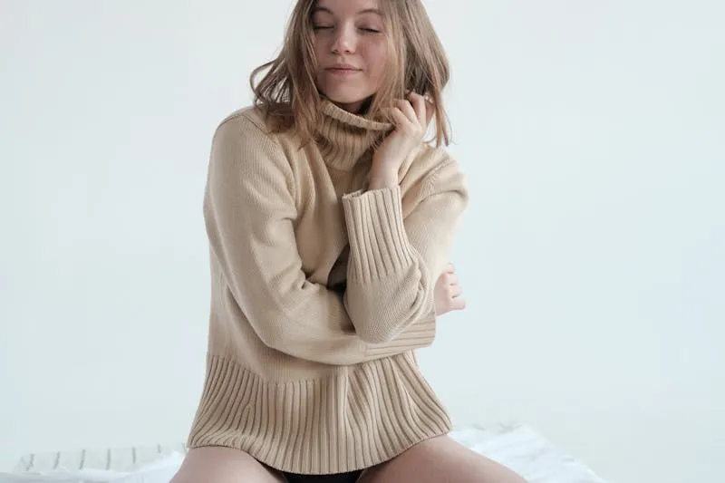 Set de casseroles et poêles empilées dans cuisine