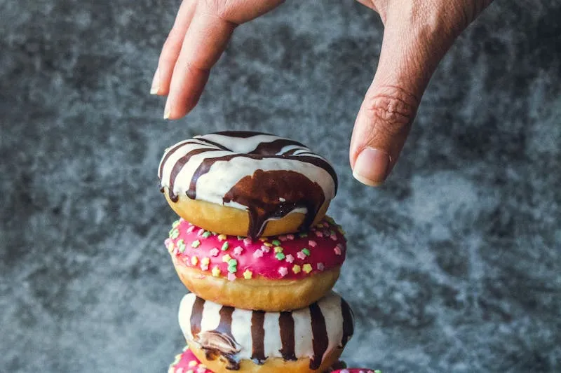 Sel et poivre versés au-dessus d'un plat