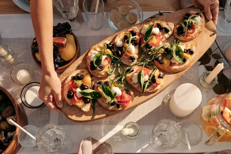 Amuse-bouches festifs disposés sur planche en bois