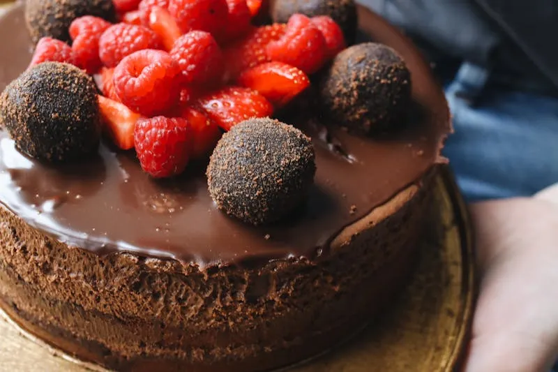 Bûche de Noël au chocolat décorée sur plateau