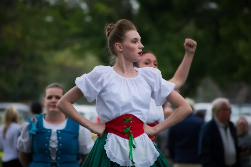 Carafes de jus de fruits frais et café sur plateau