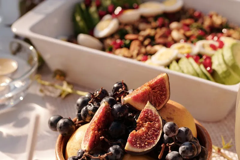 Œufs bénédictine avec sauce hollandaise sur assiette