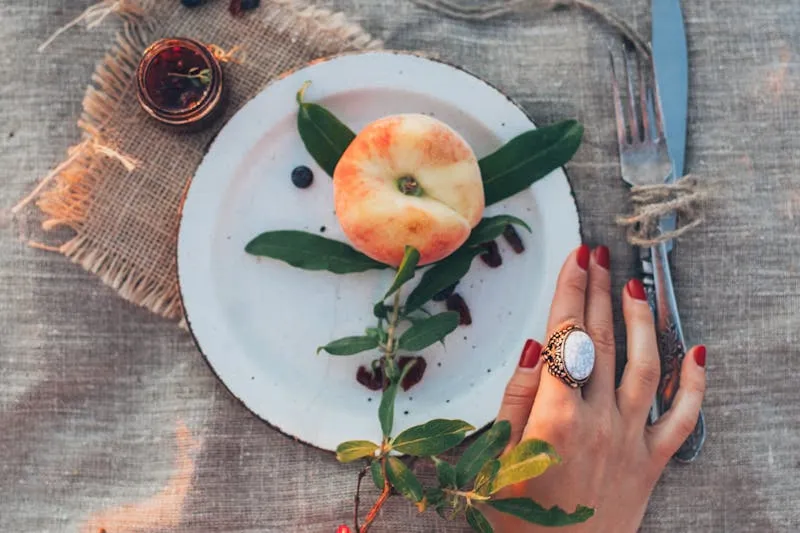 Grande planche apéritive avec fromages, charcuterie et fruits