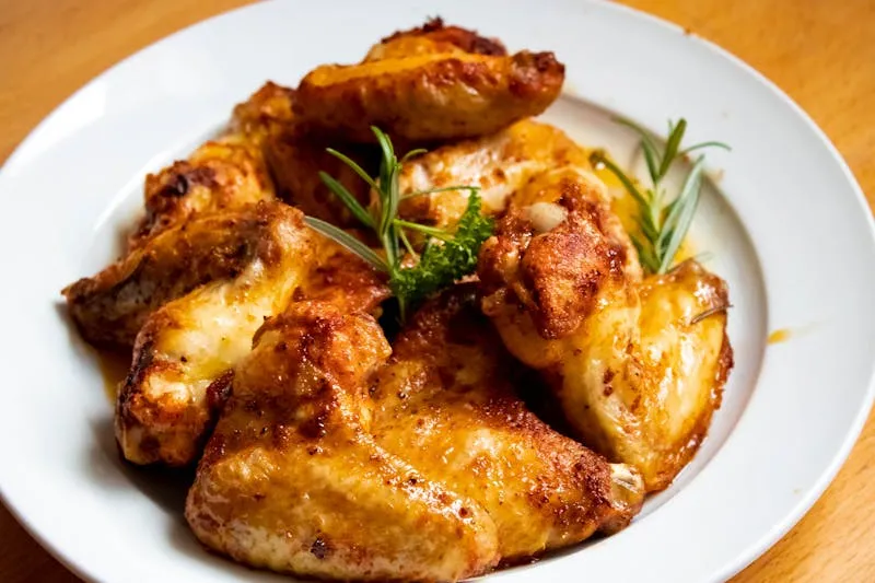 Poulet grillé et œufs durs sur planche à découper