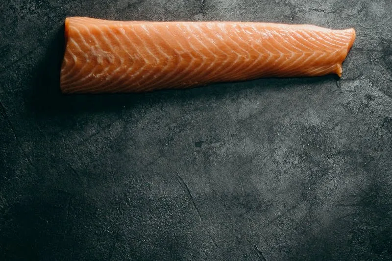 Saumon frais, noix et graines de lin riches en oméga-3