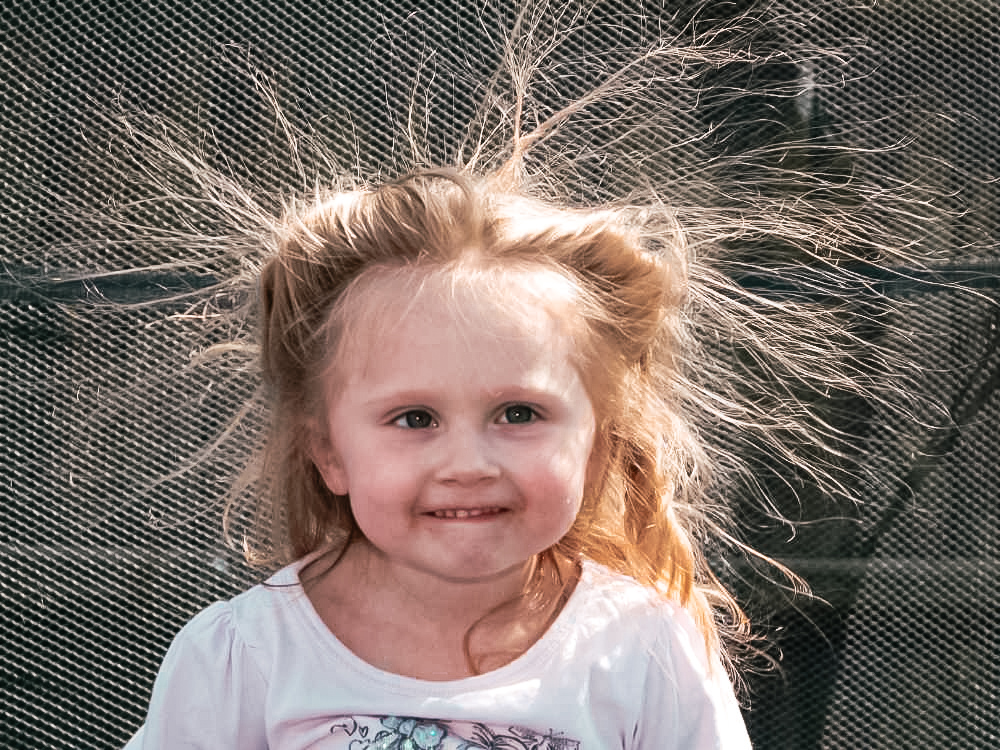 Cheveux électriques : pourquoi ça arrive et comment y remédier