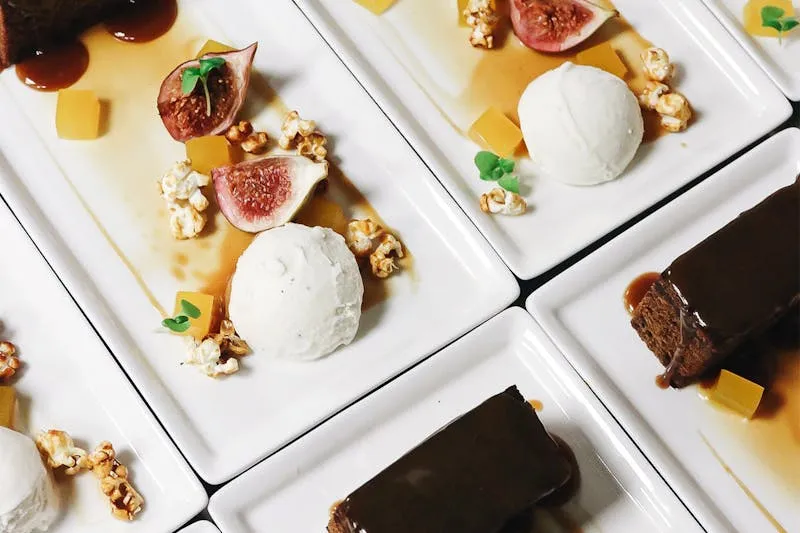 Frijoles refritos dans une poêle en terre