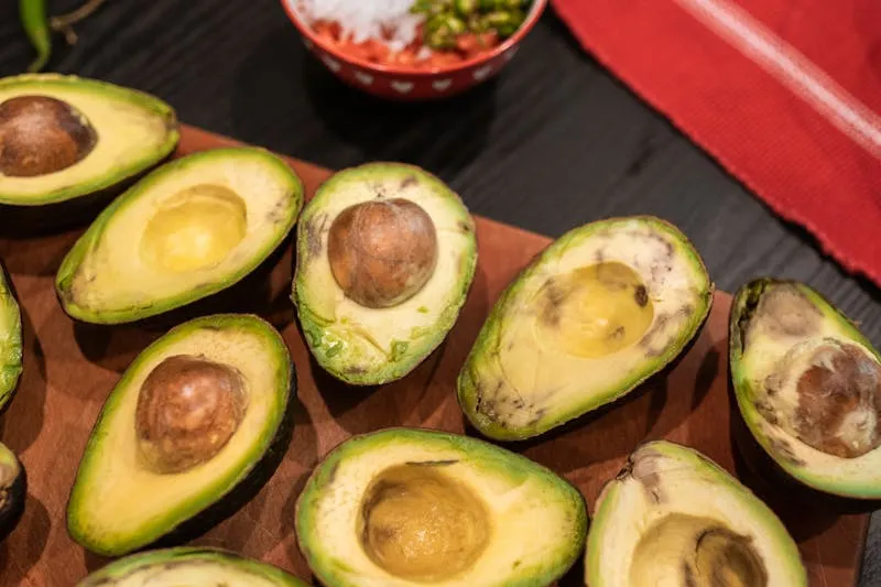 Trois salsas mexicaines dans des molcajetes