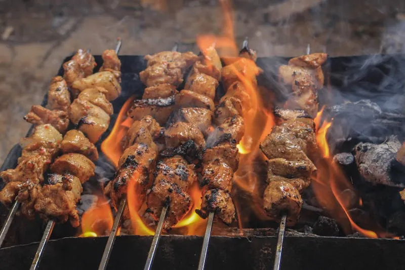 Brochettes de kefta et de poulet mariné sur grill charbonné