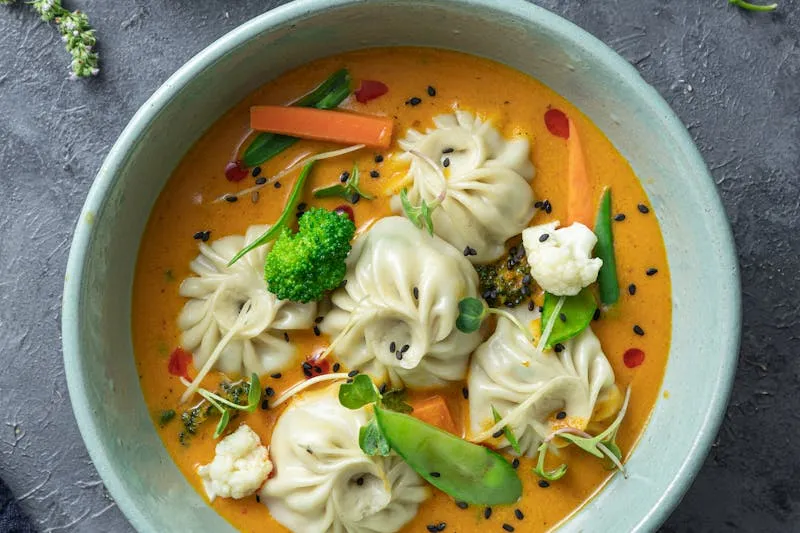 Kibbeh frites dorées sur plateau avec feuilles de menthe